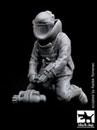 EOD IN IRAQ /disposing bomb 1/35