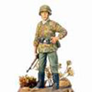 Soldat (1941/45) en feldbluse tenant un Mauser à la main 1:35
