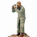 Tankiste (1942/45) mettant son calot 1:35