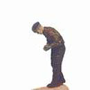 Lieutenant (1941/45) retirant ses gants 1:35
