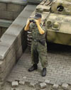 Waffen SS tanker (lookingtrough binoculars) - WWII 1:35