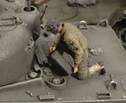 U.S. CREW member refuelling tank – WWII 1:35