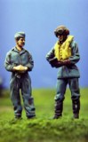 WWII RAF Pilot Reading Checklist with Ground Crewman 1:48