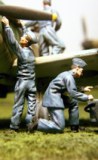 WWII RAF Mechanics Working on an Aircraft 1:48