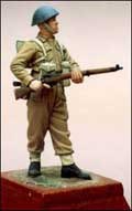 British soldier in late WW2 helmet  (métal) 1/35