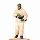 Soldat (1941/45) en tenue d'hiver ajustant une grenade à la ceinture 1:35