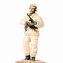 Soldat (1941/45) en tenue d'hiver mettant le chargeur de sa MP40 1:35