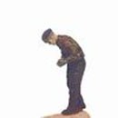 Lieutenant (1941/45) retirant ses gants 1:35