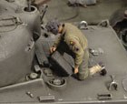U.S. CREW member refuelling tank – WWII 1:35