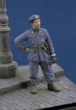 Italian Officer 'Btg. Azzurro' - - WWII (with base) 1:35